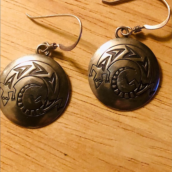 Silver dime shape earrings with gecko or lizard design. - Picture 2 of 5